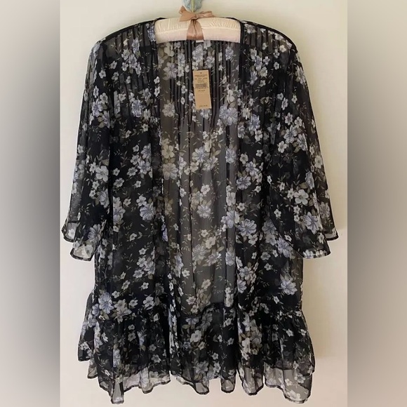 American Eagle Outfitters Tops - American Eagle Outfitters Black & White Floral Ruffle Boho Kimono Women's XS/S